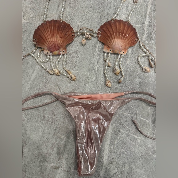 Shell Bikini - Picture 2 of 3